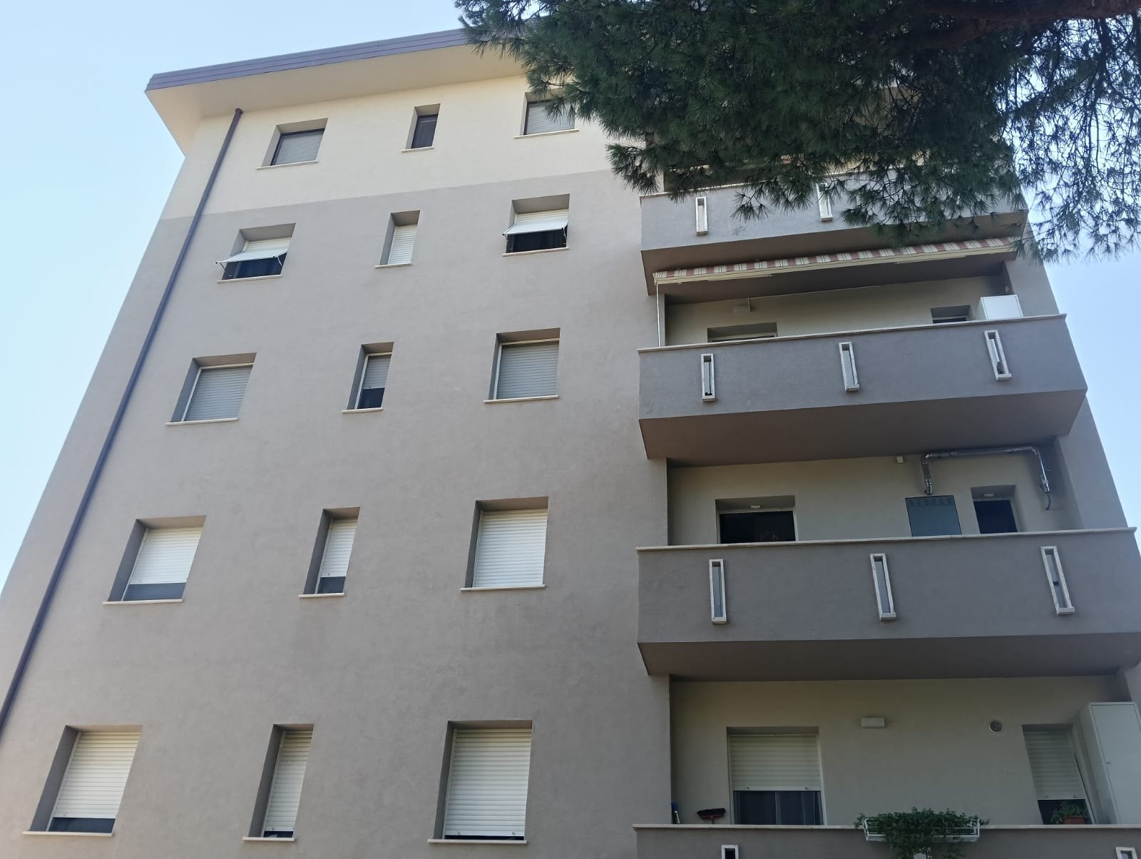 Facciata con isolamento a cappotto realizzata da un'impresa edile a Pesaro