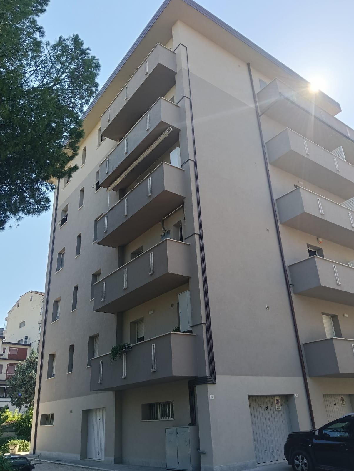 Dettaglio dei balconi e della facciata di un edificio riqualificato a Pesaro